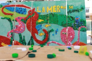 SCULPTURES EN BOUCHONS <BR> Nous récupérerons des bouchons en plastique de différentes couleurs pour créer des sculptures en 2D ou 3D à l’aide de petits clips. Les enfants pourrons suivre des modèles ou laisser libre cours à leur imagination. Cet atelier permet d’aborder concrètement la question du recyclage des déchets.