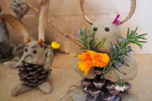 MONSTRES D'ARGILE <br> Manipuler la douce argile pour la transformer en affreux monstre c’est amusant. Et pour les petits détails nous ramasseront des éléments naturels (cailloux, branches, feuilles, fleurs …).