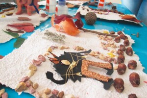 LIVRE VÉGÉTAL <BR> Création d’un livre recyclé de A à Z. Ce sera l’occasion de fabriquer du papier recyclé. Les enfants feront ensuite des illustrations avec des végétaux récupérés dans la nature. Enfin, ils adapteront leur propre histoire à partir d’une trame de texte proposé.