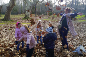ÉCOLE DU DEHORS <BR> Apprendre de la nature. <br>
En application du dispositif «Ecole du Dehors» en partenariat avec Gée Aude, Grains d’Art intervient cette année avec deux nouvelles classes de CP et CE de l’école de Villegly, et deux classes de CM1 à l’école de Bram que l’association accompagne suite à l’intervention de l’année dernière.
Les enfants réalisent des activités en plein air. Les animations permettent aux enfants d’apprendre dans un milieu naturel.