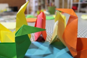 ORIGAMI <BR> Il parait que cet art japonais apporte calme et concentration, à condition de le maîtriser. Pratiquez avec nous cette technique d’une manière ludique et facile.