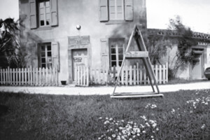 STÉNOPÉ <BR> Un sténopé est un dispositif optique très simple permettant d’obtenir un appareil photographique. Après une balade et des prises de vue autour de la maison éclusière avec des appareils réalisés pendant l’atelier ou avec des appareils déjà construits et présentés, les photos seront développées en chambre noire.