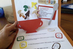 COOK BOOK <br> Cet atelier sera l'occasion de parler avec les enfants des bienfaits de la cuisine faite maison avec
des produits frais. Les participants illustrent une recette de soupe de légumes en utilisant des gabarits avec
la technique du pop up. Après l’atelier les enfants auront des idées pour créer leur propre recette et
cuisiner en famille.
