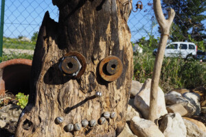 TOTEMS AU JARDIN <br> En s'inspirant des masques en bois, nous réaliserons, avec du bois et des matériaux de récupération, le portrait de chaque élément : eau, terre, air et feu.. Fixés sur des tiges et des socles, ils seront placés en extérieur pour s'intégrer à un parcours artistique agrémenté avec une présentation des œuvres de quelques artistes connues dans ce domaine.