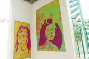FRESQUE PORTRAIT <br> Cet atelier est réalisé avec un groupe de jeunes qui souhaitent valoriser des personnes, un projet ou un lieu. Les portraits stylisés seront dessinés en amont. Les participants fabriqueront ensuite les pochoirs et les planches en bois tels des tableaux. Les oeuvres pourront être installées en intérieur ou extérieur.