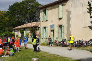 JOURNÉE DÉCOUVERTE ART ET NATURE <BR>
De mai à octobre, Grains d’Art propose des journées ou demi journées découvertes art et environnement pour les scolaires et les centres de loisirs ou groupes à la Maison des Arts et de la Nature. Dans ce cadre inspirant les participants visitent les expositions des œuvres en plein air et dans l’ancienne maison éclusière.